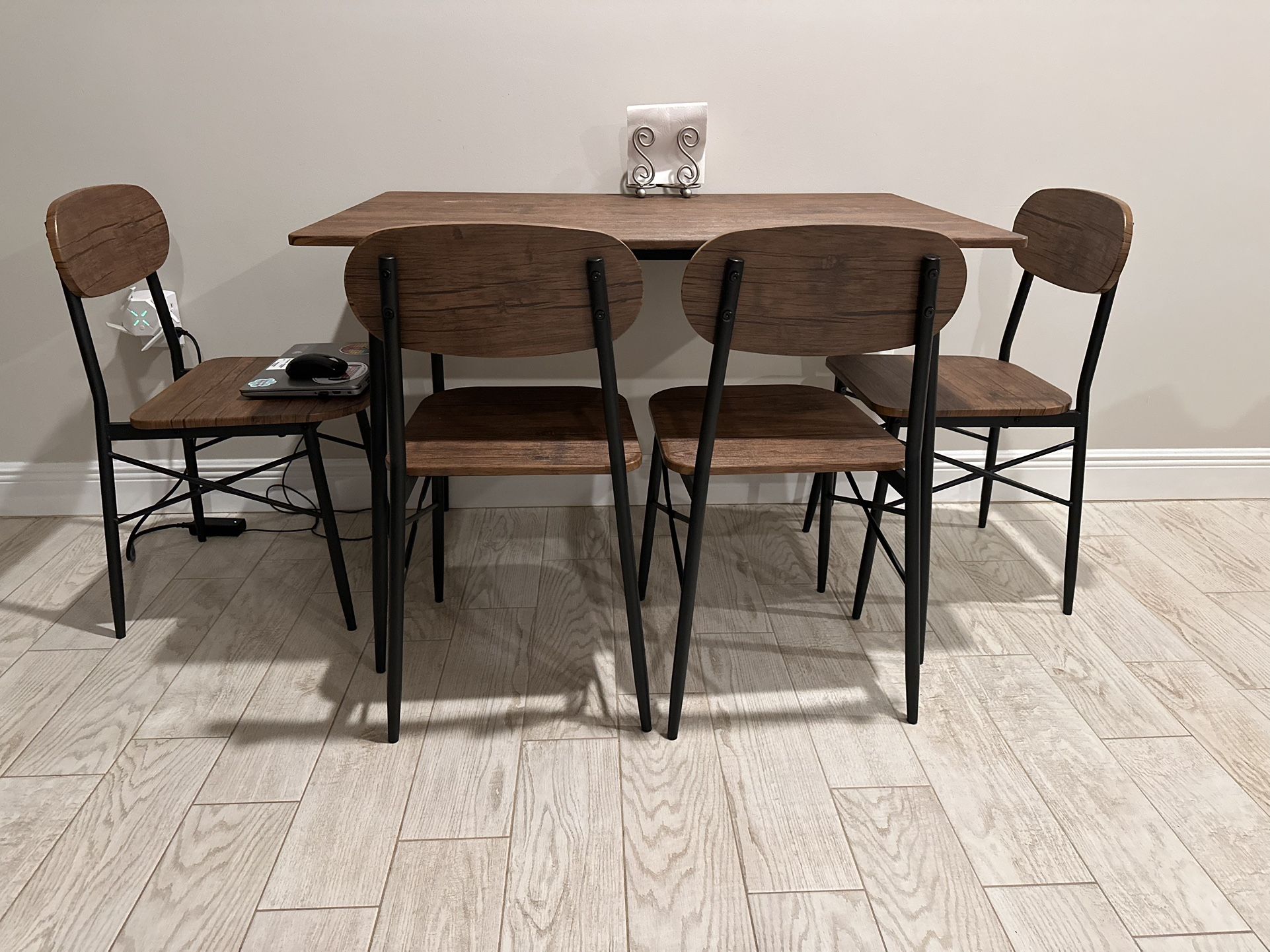 Table and 4 Chairs(dining set)