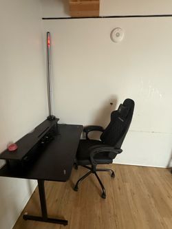 GAMING CHAIR & DESKTOP