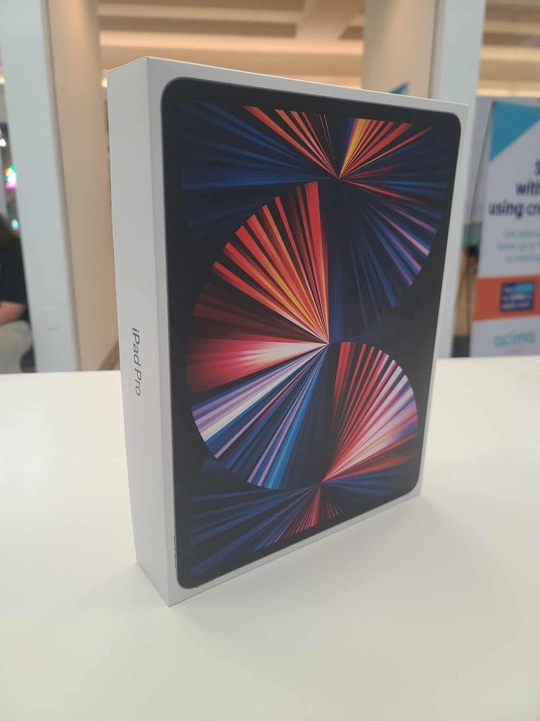 Apple iPad Pro 12.9 Inch 5th Gen 256GB LTE LIKE NEW - Pay $5 today and the rest later!!