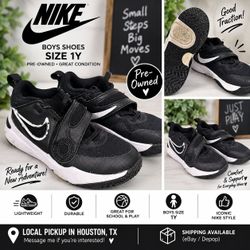 Nike Boys Black & White Shoes Sneakers Size 1Y – Pre-Owned
