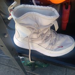 Lady's  Nike tenis shoes