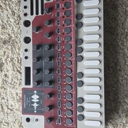Sonicware Liven Lofi-12 27-Key Sampling Groovebox