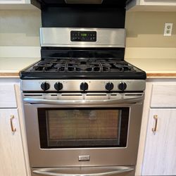 Frigidaire Gas Range – Stainless Steel – Works Great