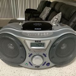 * RCA * Boombox With Radio And Cd Player With Twin Bass Sound System . Excellent Condition . Like New . Must See To Appreciate . 