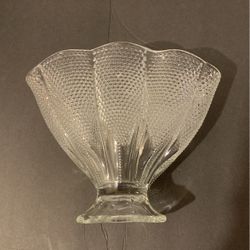 Vintage L.E. Smith Clear Glass Ruffled Fan Vase Hobnail Thousand 1000 Eye 10” x 8”