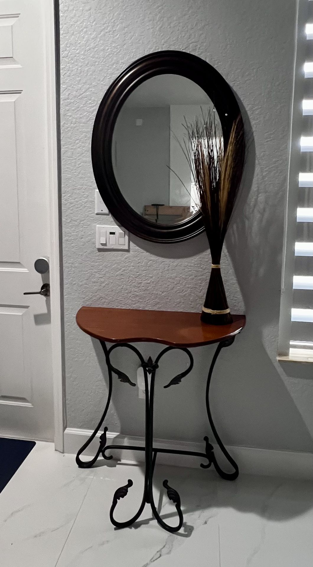 Table With Mirror/ Mesa Y Espejo