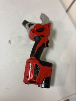 MILWAUKEE CAT,2470-20 PLASTIC PIPE SHARES WITH BATTERY LIKE NEW.