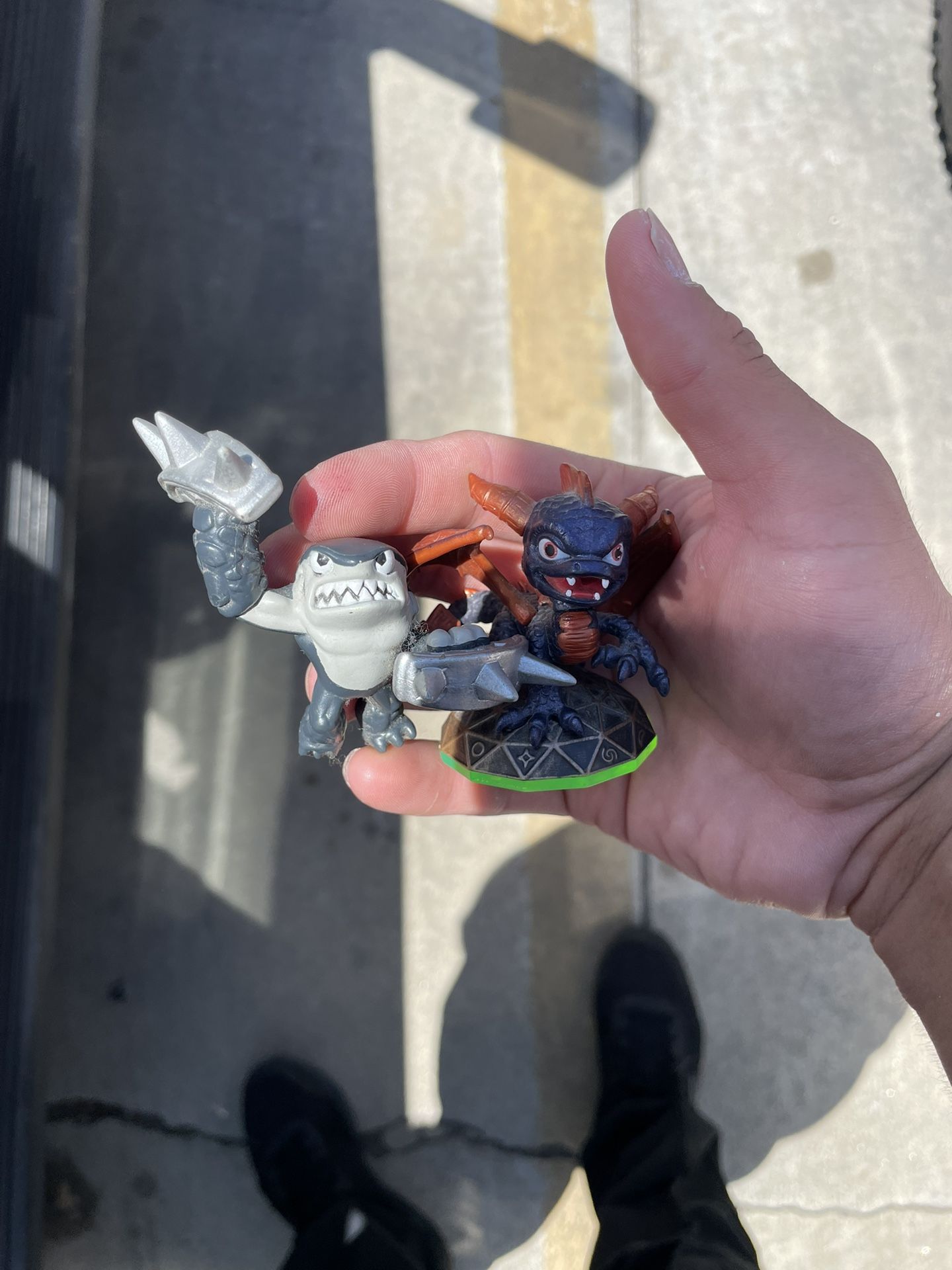 Skyrims two figures lot
