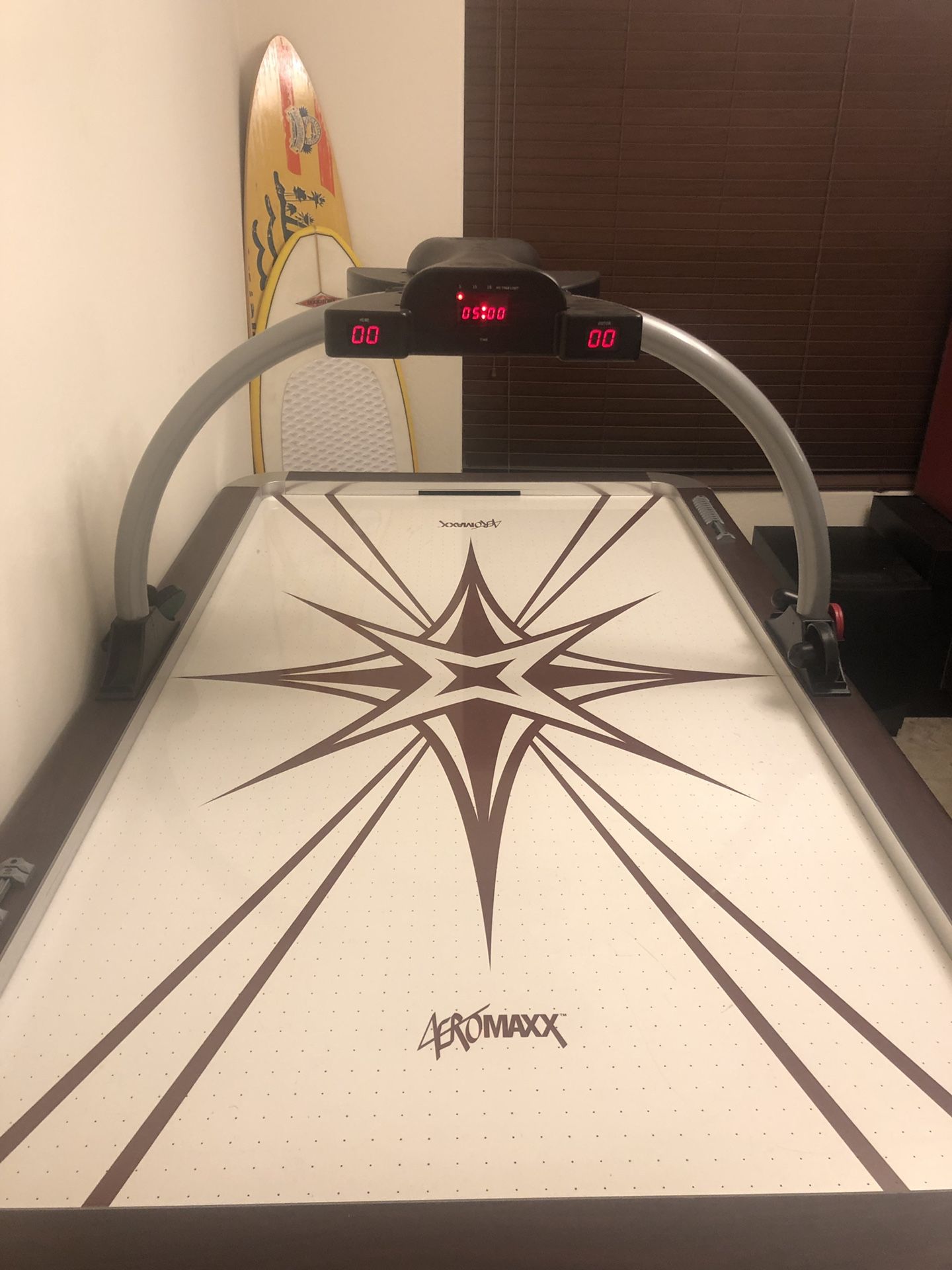 AEROMAXX air hockey table