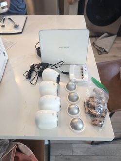 4 NETGEAR Arlo Cameras VMC3030 & Base Station VMB3000 Wi-Fi Security Battery Charger
Pre-Owned