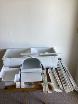 Refrigerator Parts from a GE Hotpoint CTX21BABRRWW 20.6 cubic foot Refrigerator / Freezer
