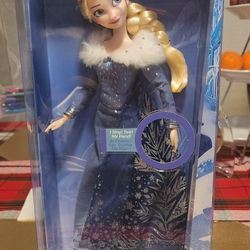 Disney Frozen Singing Elsa Doll/Figurine