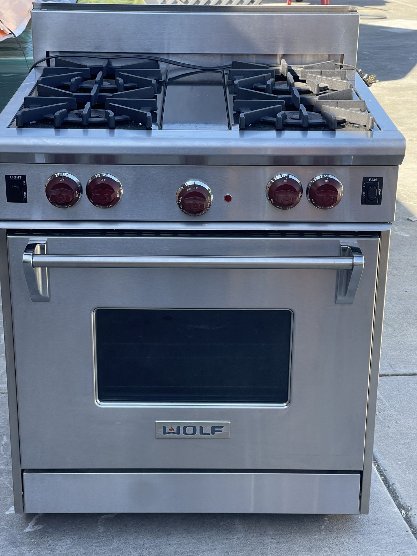 WOLF PROFESSIONAL STOVE 30”