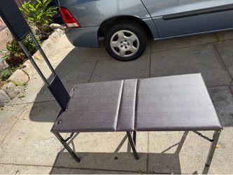 Massage table in excellent condition  46” long  21” high  22” side