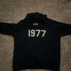1977 black essential hoodie 