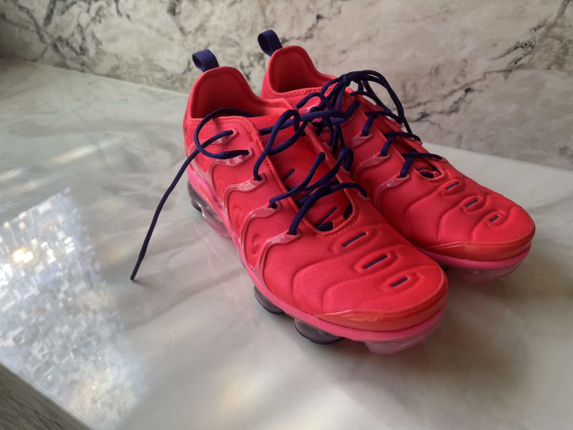 Men’s 10.5/ Woman’s Size 12 Air max