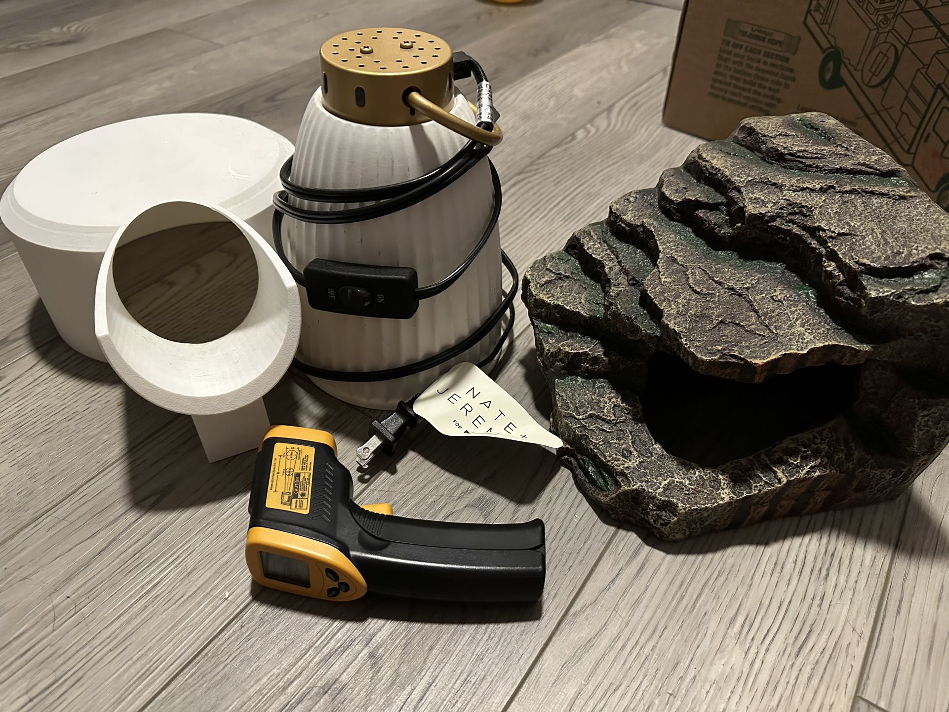 🐍 Reptile Supplies Bundle – 2 Large Hides + Designer Heat Lamp + Temp Gun – $65 OBO