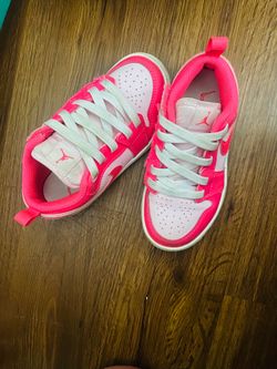 Kids Nike pink and white