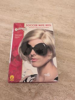 Soccer Wife Wig, Short Blonde Side Part Bob, Adult Women's Halloween Costume Accessory, Rubie's #51739, Brand New