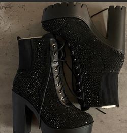 Miss Lola heel boots