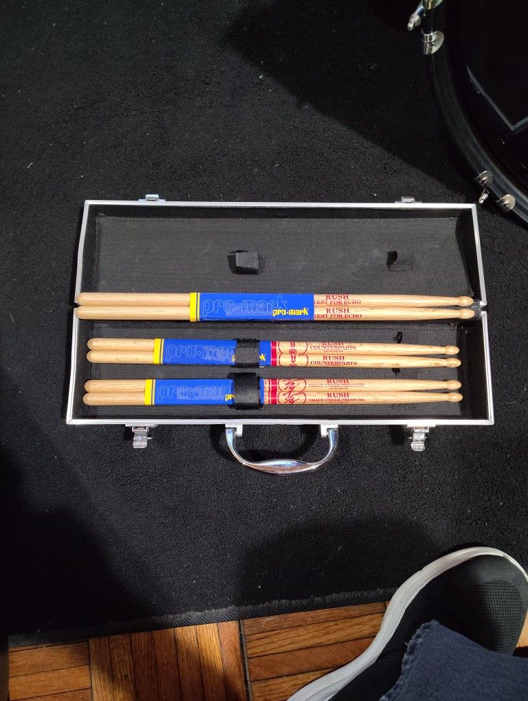 Rush Signature Drum Sticks 3 Albums Never Played With Just Collected Look Them Up Very Expensive Letting Go For175$. These Are Very Collectable.