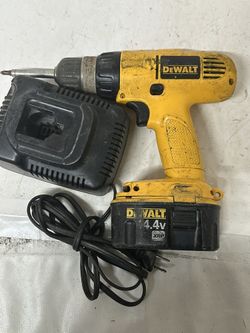 DeWalt DW928 14.4 Volt Drill 3/8” Driver & Charger  good bb (48747)