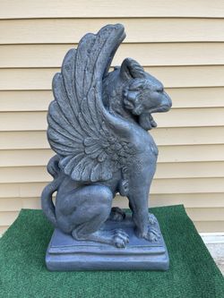 CONCRETE GRIFFIN/LION ESTATUA