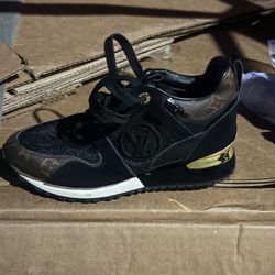 Negros Y Color Oro … Marca LV