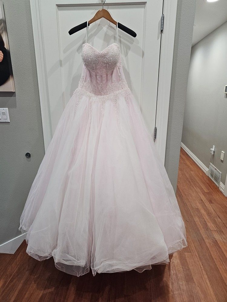 Quinceanera Dress size 8. New worn for 1hour for pictures 