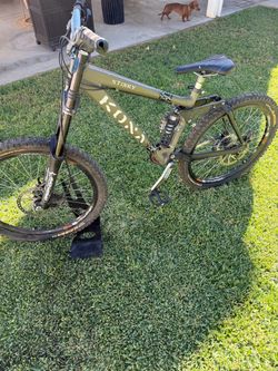 Kona Stinky K Downhill Disc Breaks/Hydraulic / Shocks Mountain Bike (Needs Work)