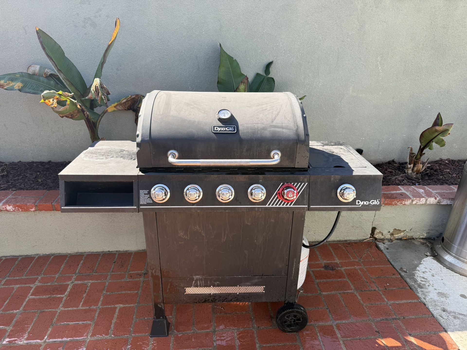 Dyno glo 6 Burner Bbq Grill.