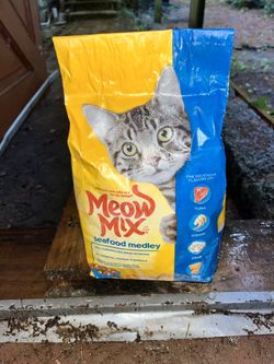 Meow mix dry food 3 pound bag