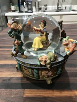 Disney Snow White 'Rocking Chair' Snow globe - 2002