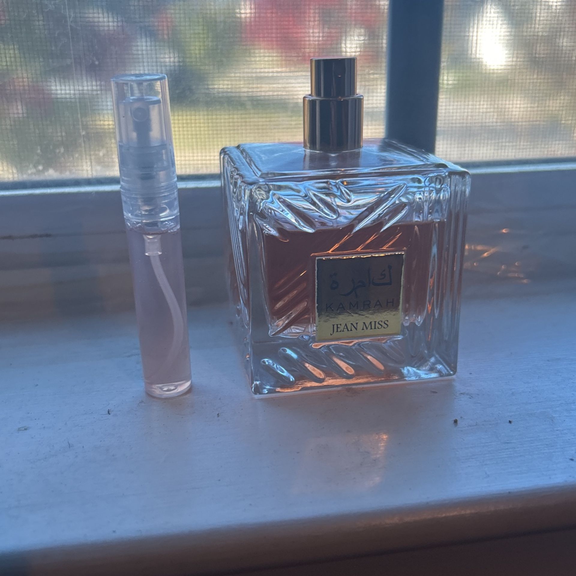 5ml sample of “kamrah” 9/10 fragrance for fall apple cider,vanilla,amber,,cinnamon,fruity, overall smells amazing 