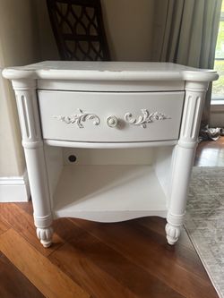 Stanley Isabella nightstand