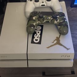 White PS4