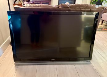 Sony BRAVIA 52in 1080p LCD Flat Screen TV Black KDL-52XBR6 MPN KDL-52XBR6