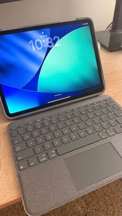 iPad Pro 11” M2 256GB Wi-Fi + Cellular + Logitech Keyboard Case