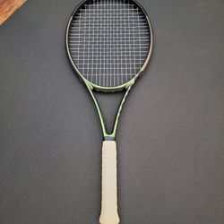 Wilson Blade V8 100 (Size 3)