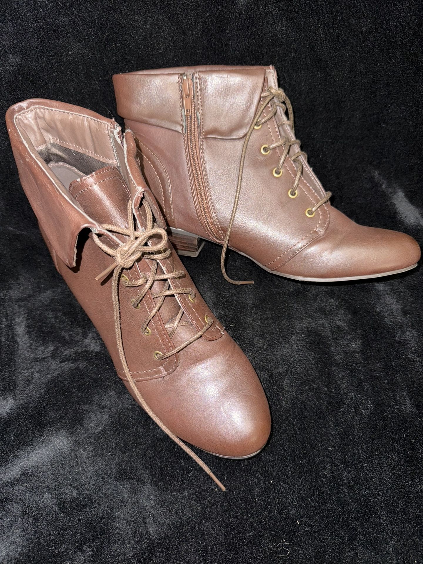 YUU BROWN LACE UP Ankle Boots/Size 9.5M
