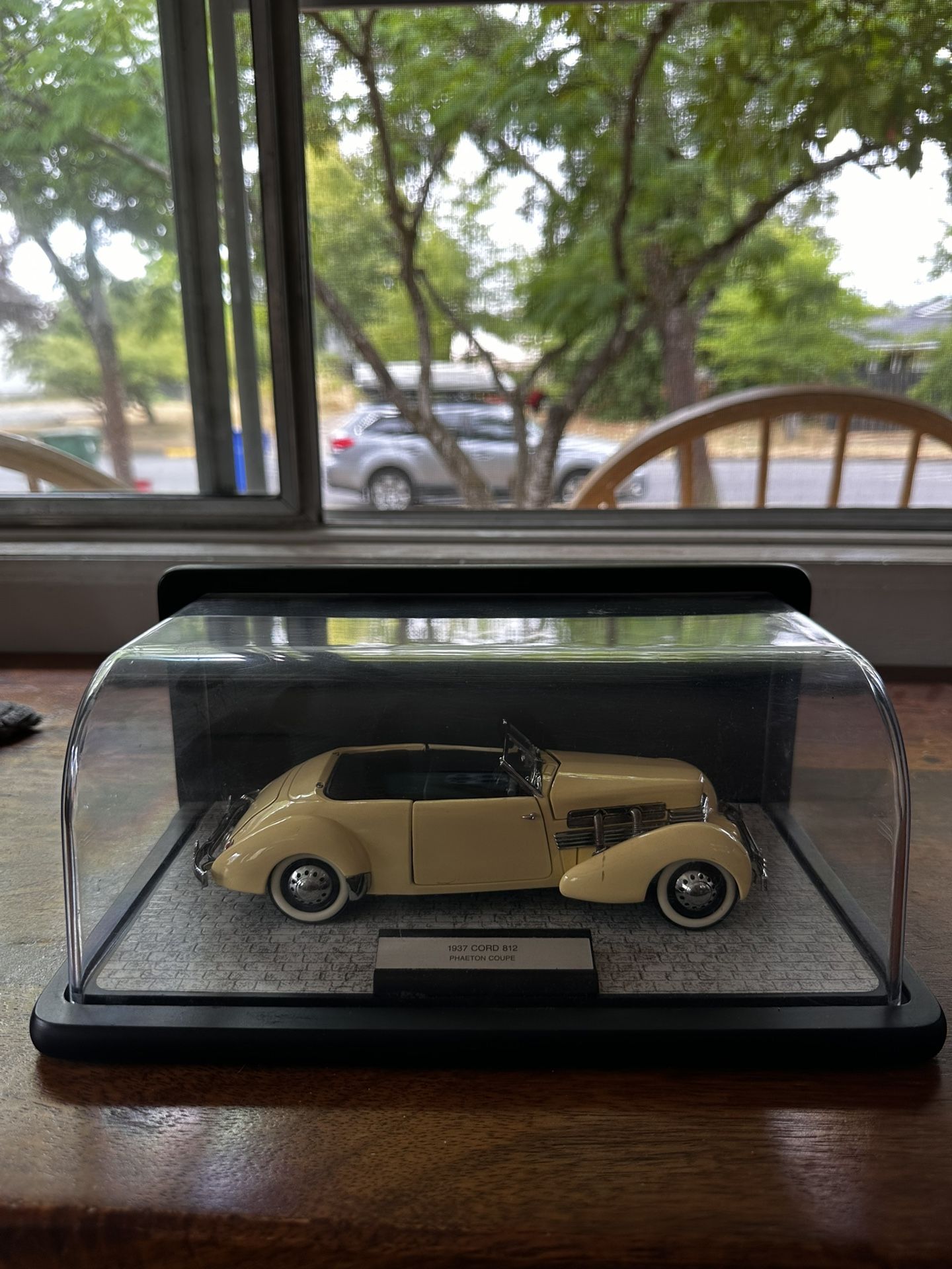 1937 CORD 812 Model Car 1:24