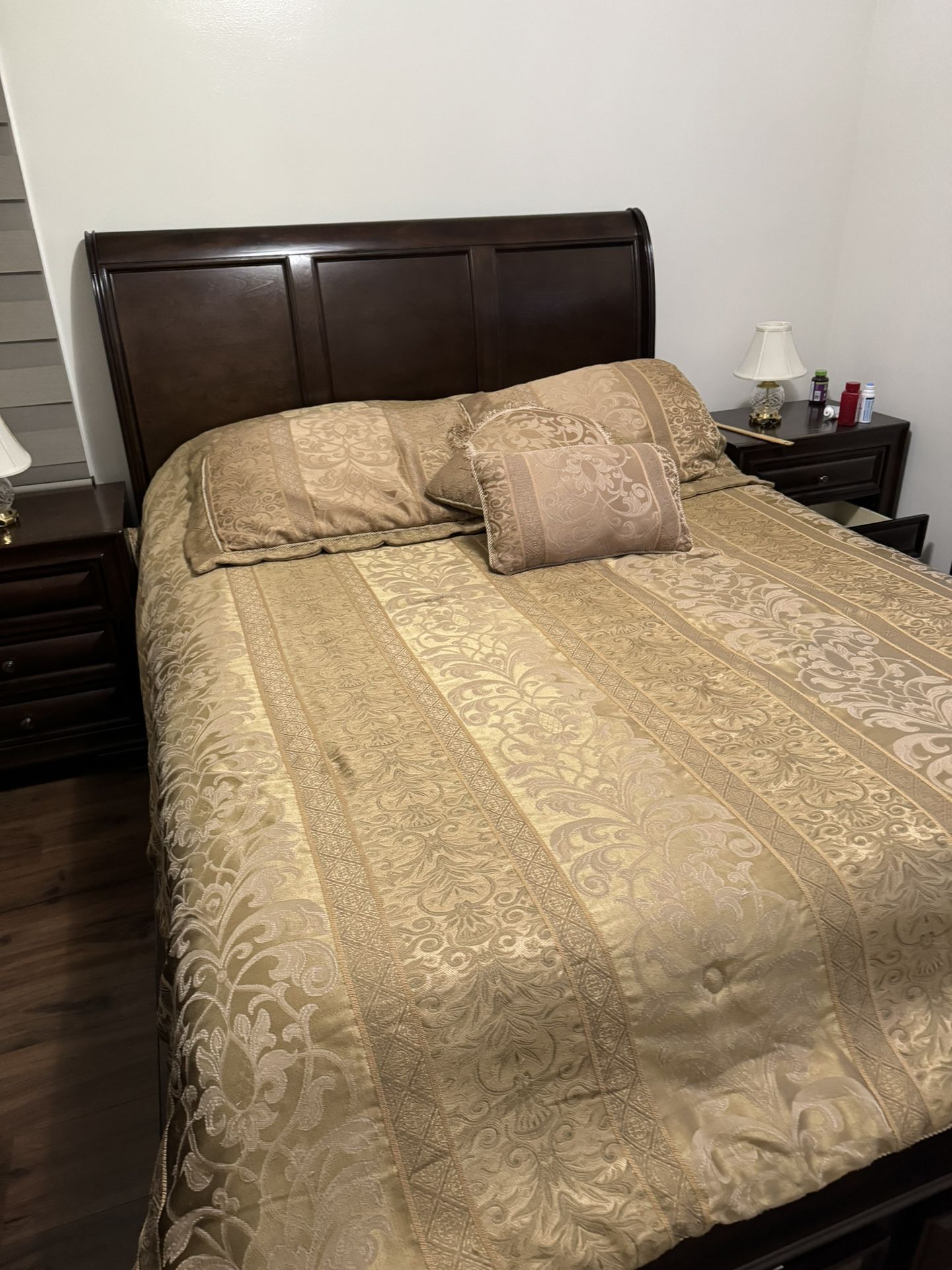 4 Peaces queen Size Bedroom 
