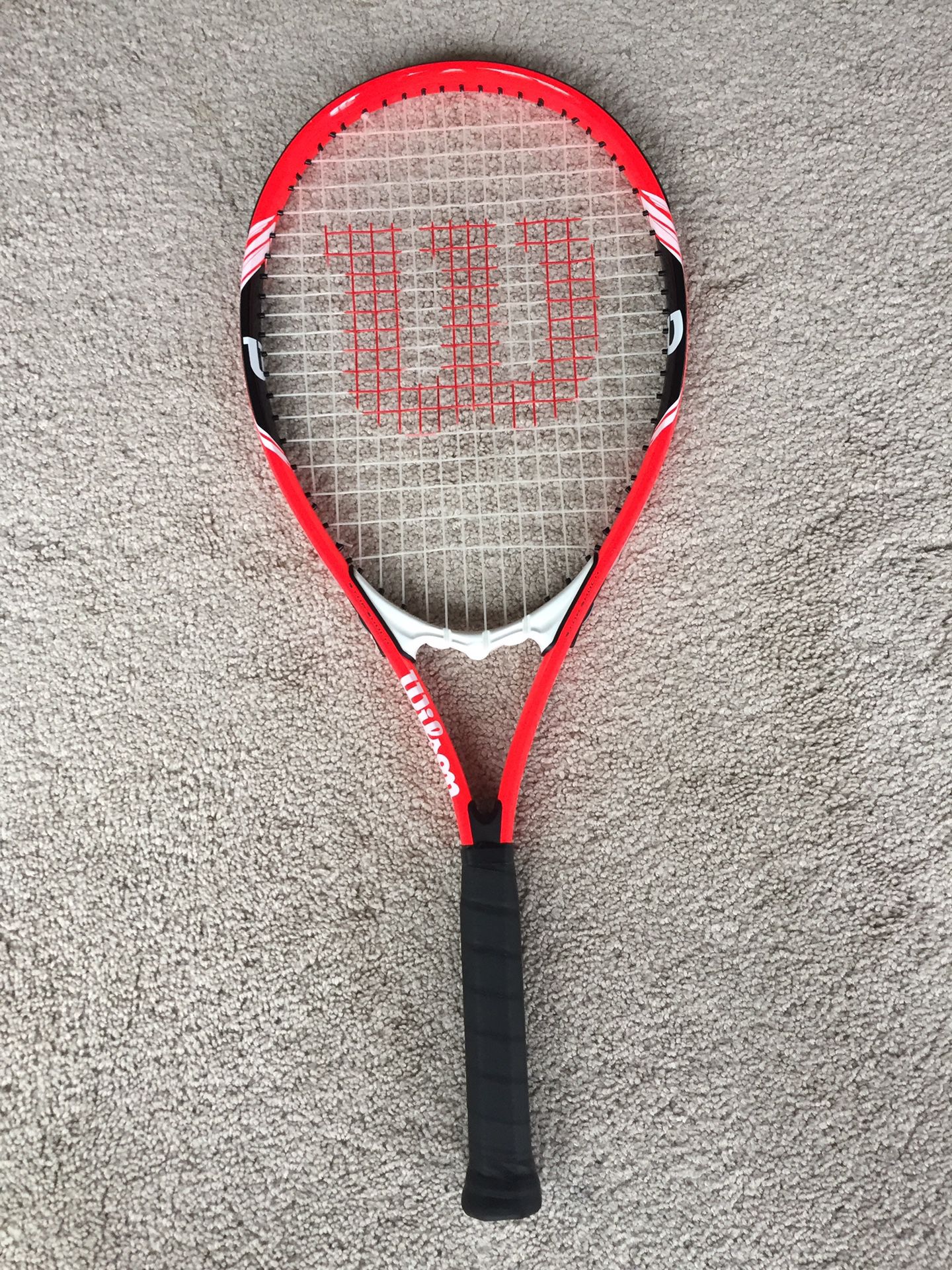 Wilson tennis racket with 10 tennis balls