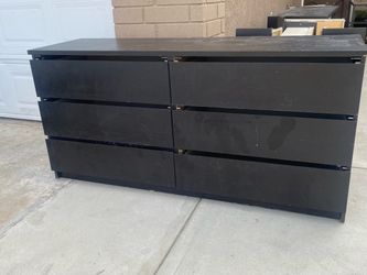 Free, two 6 drawer dresser set for free, must pick up.