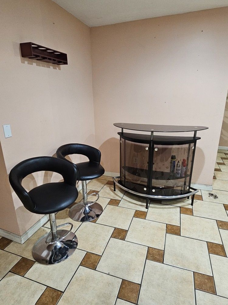 BAR GLASS 52" WIDE X 42" TALL WITH STOOLS SET,FOR SALE ALL TOGETHER CURVE BAR,LEATHER ADJUSTABLE STOOLS NICE AND CLEAN LUXURY DESIGN IF SOMEBODY INTER