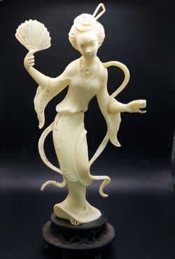 A Cvintage 1960s Chinoiserie-style figurine of an Asian dancer or geisha holding a fan