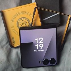 Samsung Galaxy Z Flip 7 - 512GB - Verizon (Like New w/ Box + Spigen Case)