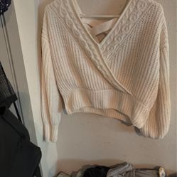 Women’s Size Small 100% Polyester Super Soft To The Touched Sweater