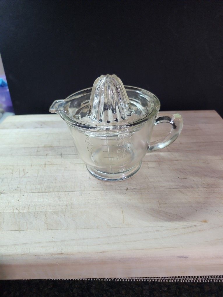 Vintage Clear Glass Juicer/Reamer W/measure Cup