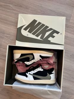 Size 7 men jordan 1 low